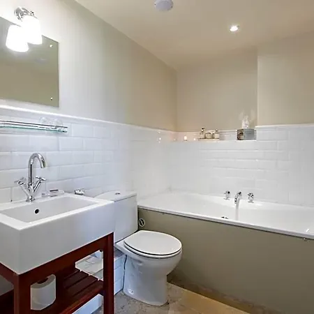 The White Swan بيت ريفي 4*